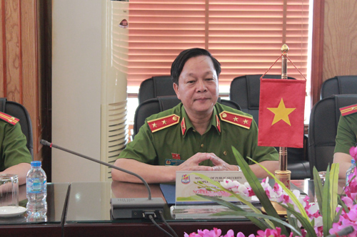 Đồng chí Giám đốc Học viện CSND điểm lại một số hoạt động hợp tác giữa Học viện CSND và các đối tác Pháp, đồng thời cảm ơn sự giúp đỡ của Ngài Tùy viên đối với Học viện CSND trong nhiệm kỳ công tác tại Việt Nam.